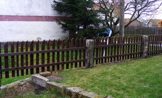 Dřevěný plot okolo chalupy