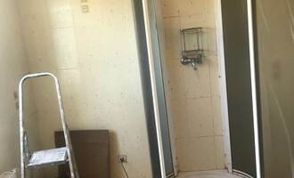 Nový sprchový kout a dveře do koupelny