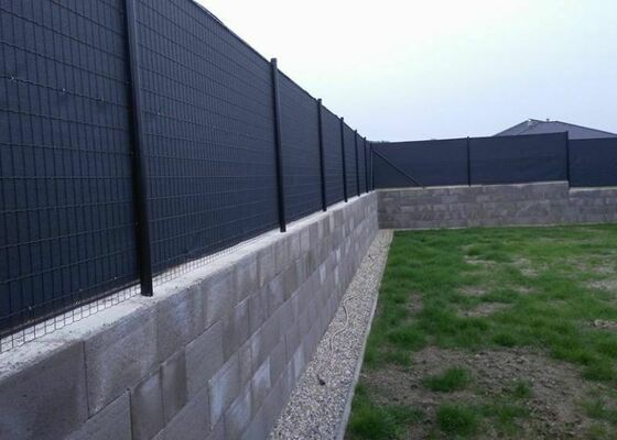 Výstavba plotu cca 93bm vč. podhrabových desek a stínící tkaniny