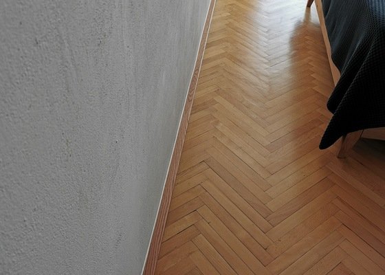 Montáž drevených líšt k parketovej podlahe v staršom rodinnom dome