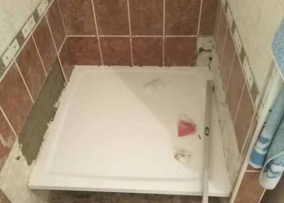 Výměna prasklé vaničky sprchového koutu
