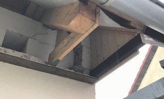 Podbití přesahu střechy