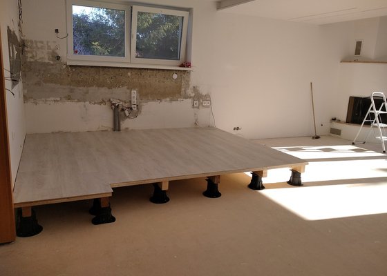Zhotovení podlahy v půdním prostoru (původní zakázka byla změněna na zhotovení pódia pro novou kuchyni