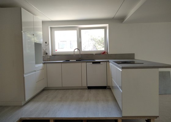 Zhotovení podlahy v půdním prostoru (původní zakázka byla změněna na zhotovení pódia pro novou kuchyni
