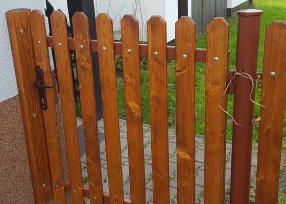 Rekonstrukce dřevěného plotu s železnou konstrukcí