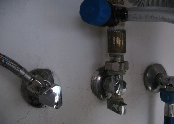 Oprava/výměna dvou kohoutů pod kuchyňským dřezem; kontrola nově instalovaného ohřívače teplé vody
