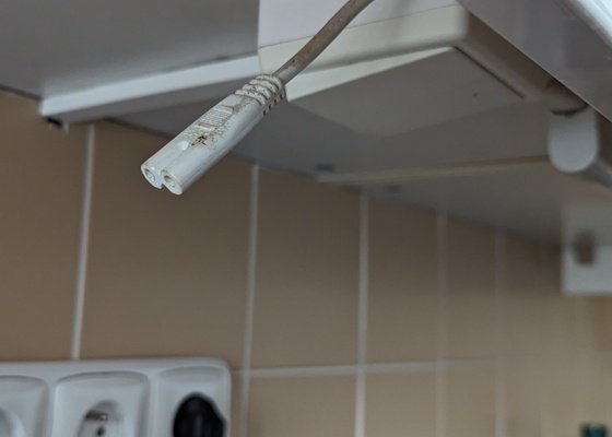 Instalace bezpečnostního kování +světla nad kuchyňskou linkou