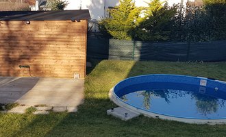 Venkovní terasa kolem bazénu - stav před realizací