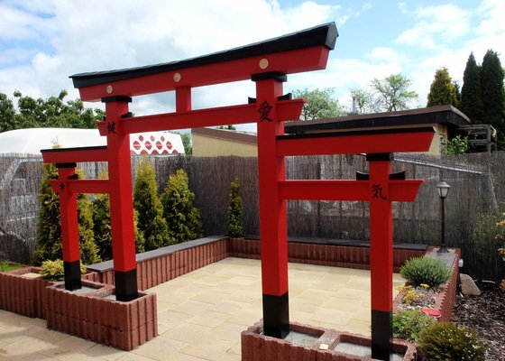 Stavba zahradní Japonské brány TORII