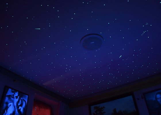 Realistická noční obloha v ložnici dospělých