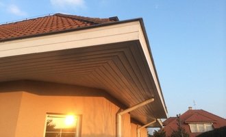 Výměna podbití střechy na rodinném domku - stav před realizací