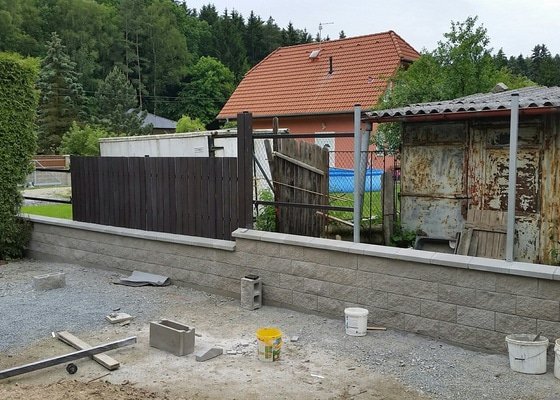 Stavební (rekonstrukce plotu a zámkové dlažby)