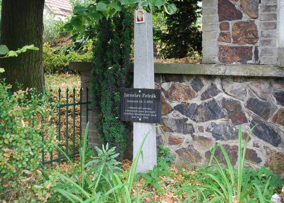 Deska na pomník válečným obětem ve Velkých Přílepech Praha  západ